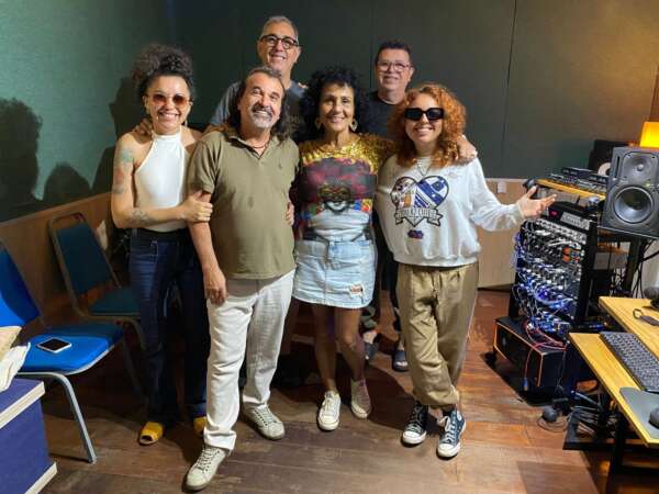 Cantoras cearenses interpretam Pingo de Fortaleza no Cineteatro São Luiz