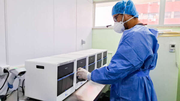 Sesa amplia parque tecnológico do Laboratório Central de Saúde Pública com aquisição de seis novos equipamentos