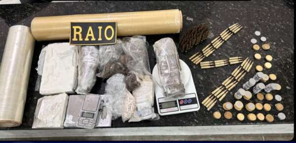 PMCE apreende mais de 3kg de drogas e 100 munições no bairro Carlito Pamplona