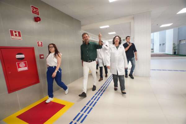 Governador Elmano de Freitas visita Hospital Universitário para tratar da abertura de leitos para cirurgias ortopédicas