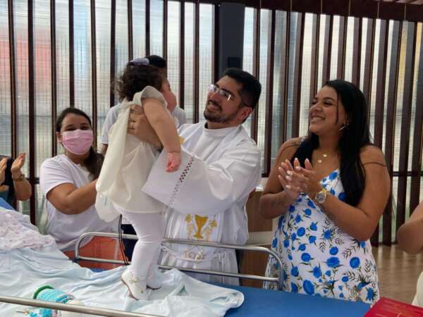 Após pedido da família, criança internada no Hias ganha cerimônia de batizado