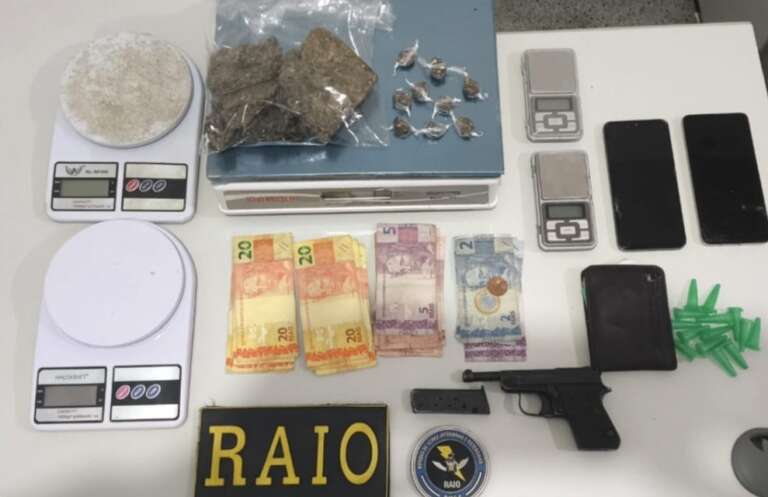 Polícia Militar prende suspeito e apreende pistola, drogas e pássaros silvestres em Pedra Branca