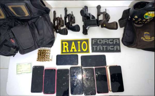 PMCE captura dupla e apreende quatro armas e onze aparelhos celulares no Eusébio