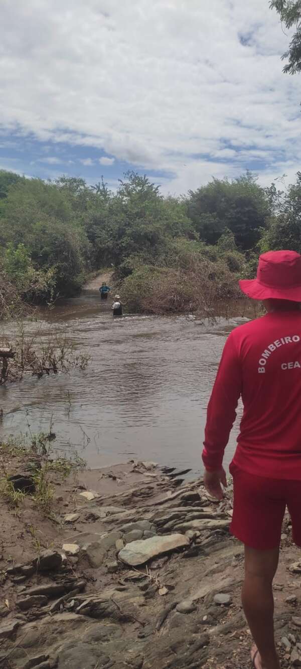 Corpo de Bombeiros realiza resgate de idosa em área isolada de Acopiara
