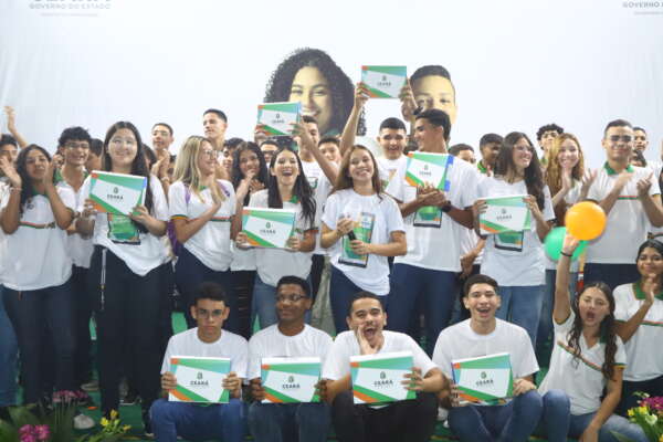 Governo do Ceará entrega aproximadamente 17 mil tablets a estudantes da Crede 2