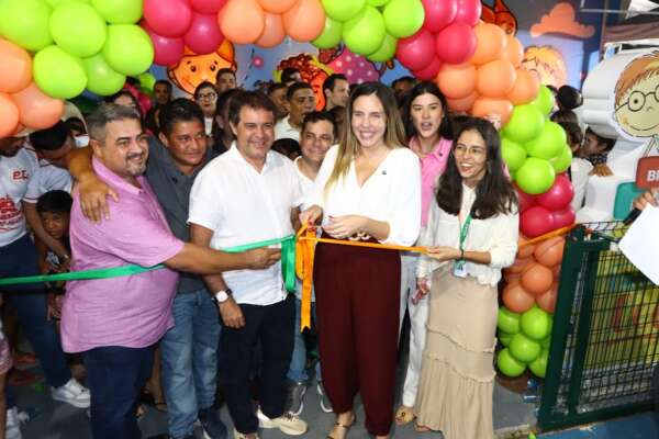 Governo do Ceará entrega brinquedopraça para população do bairro Mucuripe, em Fortaleza