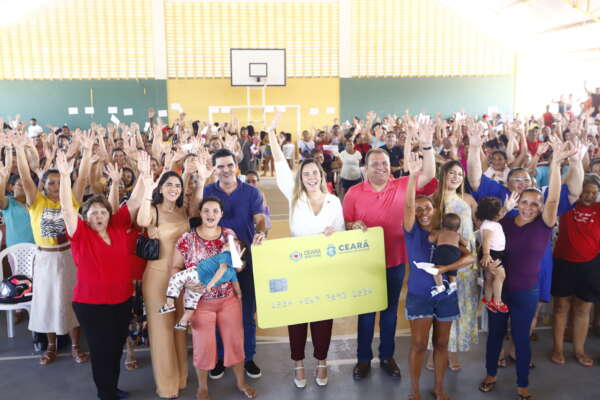 Governo do Ceará entrega cartões do Ceará Sem Fome para mais de mil famílias em Itapipoca e Trairi