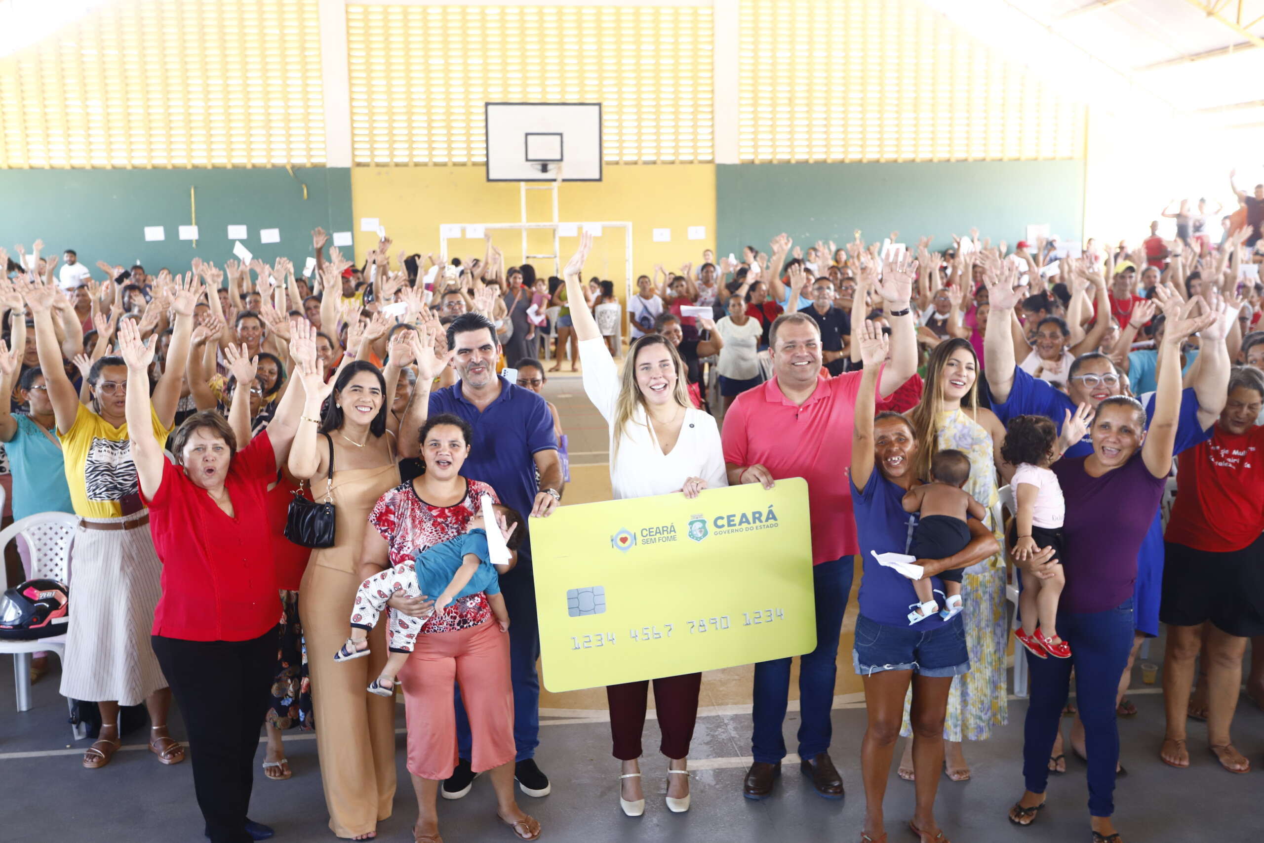 Governo do Ceará entrega cartões do Ceará Sem Fome para mais de mil famílias em Itapipoca e Trairi