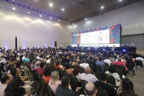 Diretores escolares da rede estadual receberão gratificação e vale-livros, anuncia governador Elmano