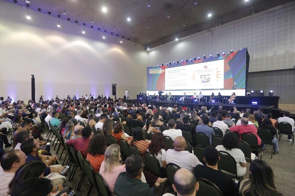 Diretores escolares da rede estadual receberão gratificação e vale-livros, anuncia governador Elmano