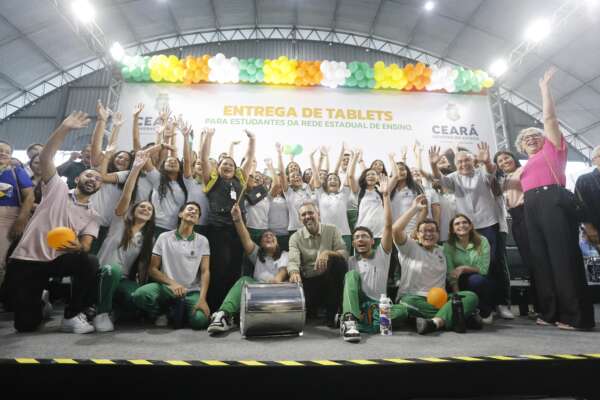 Em Cariré, Governo do Ceará entrega 13.573 tablets, um CEI e uma Areninha, beneficiando toda a região