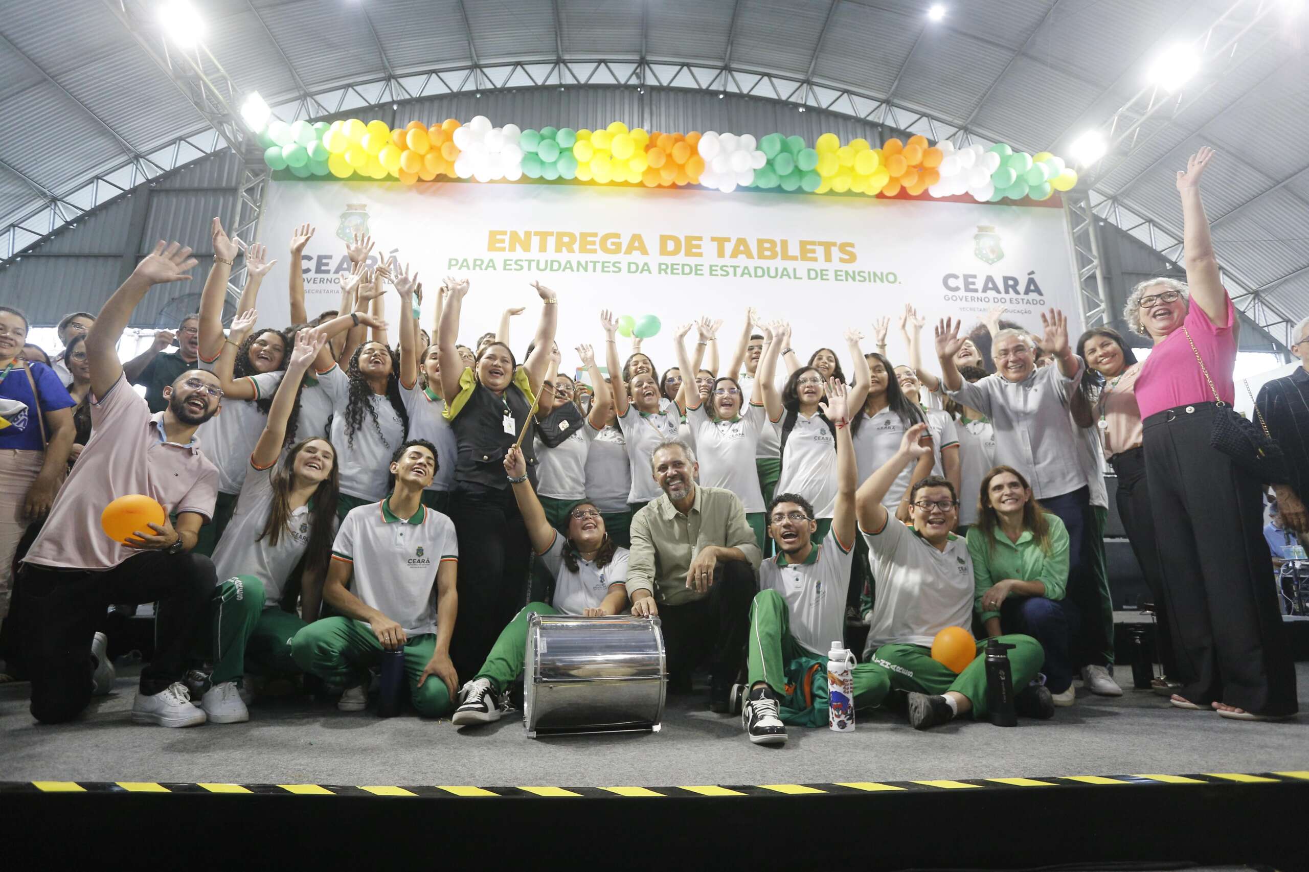 Em Cariré, Governo do Ceará entrega 13.573 tablets, um CEI e uma Areninha, beneficiando toda a região