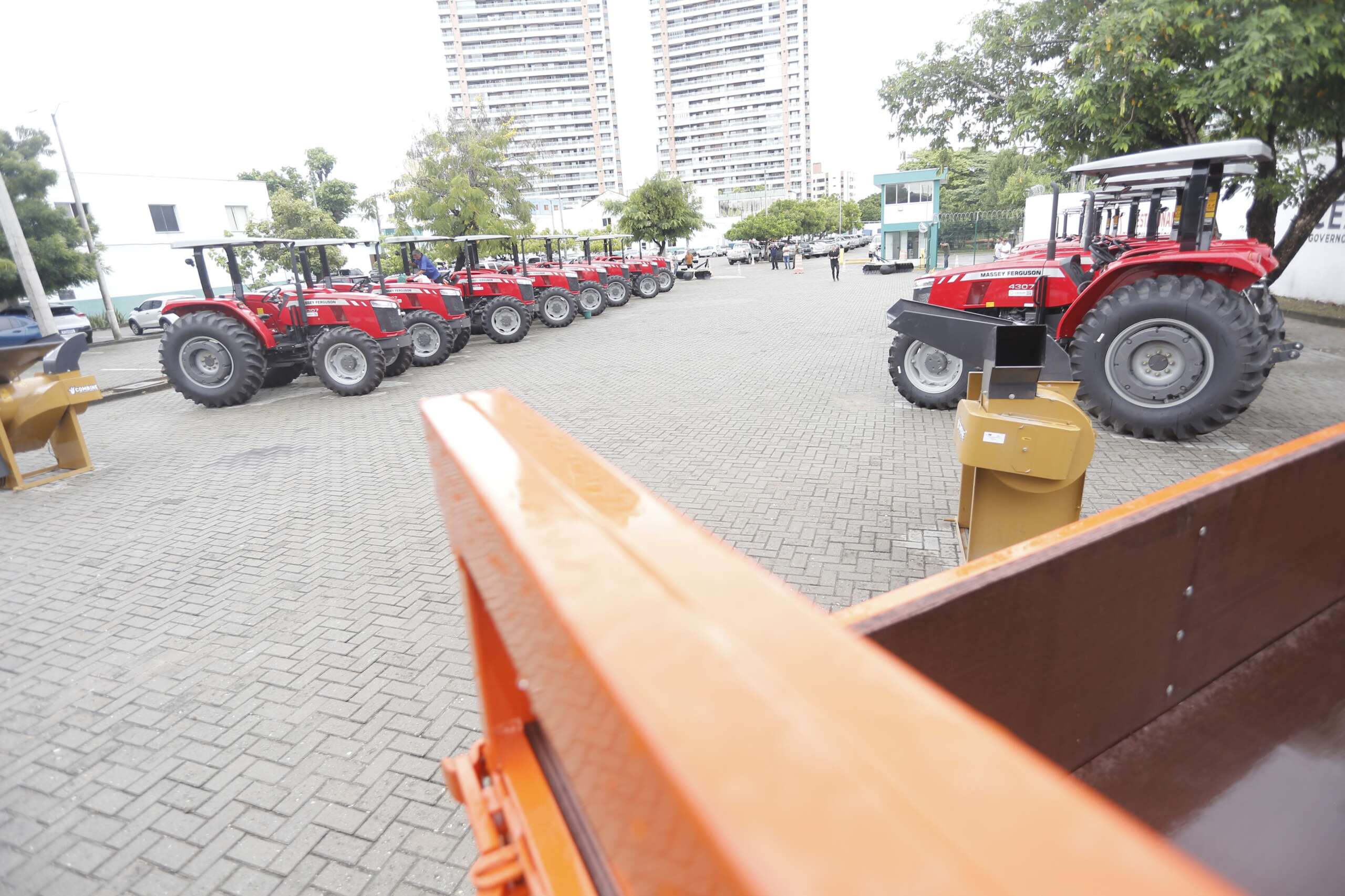 Com investimento de mais de R$ 4 milhões, Governo do Ceará entrega tratores e implementos para apoiar a agricultura familiar
