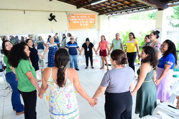 Oficina ajuda famílias de crianças neurodivergentes a superarem desafios com a alimentação