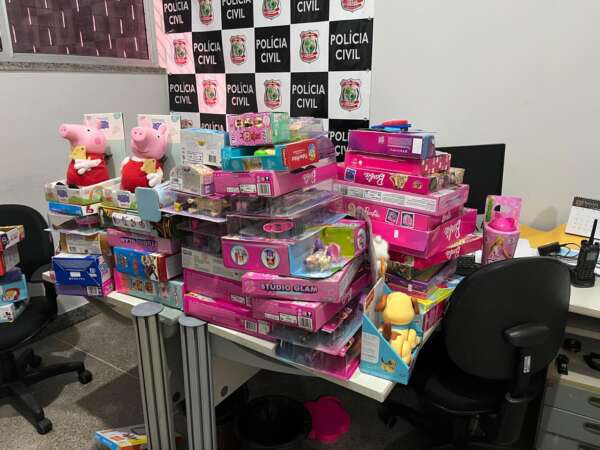 PCCE prende mulher e apreende dezenas de brinquedos roubados em Fortaleza