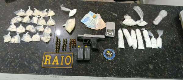 PMCE apreende adolescentes com arma e drogas no Carlito Pamplona