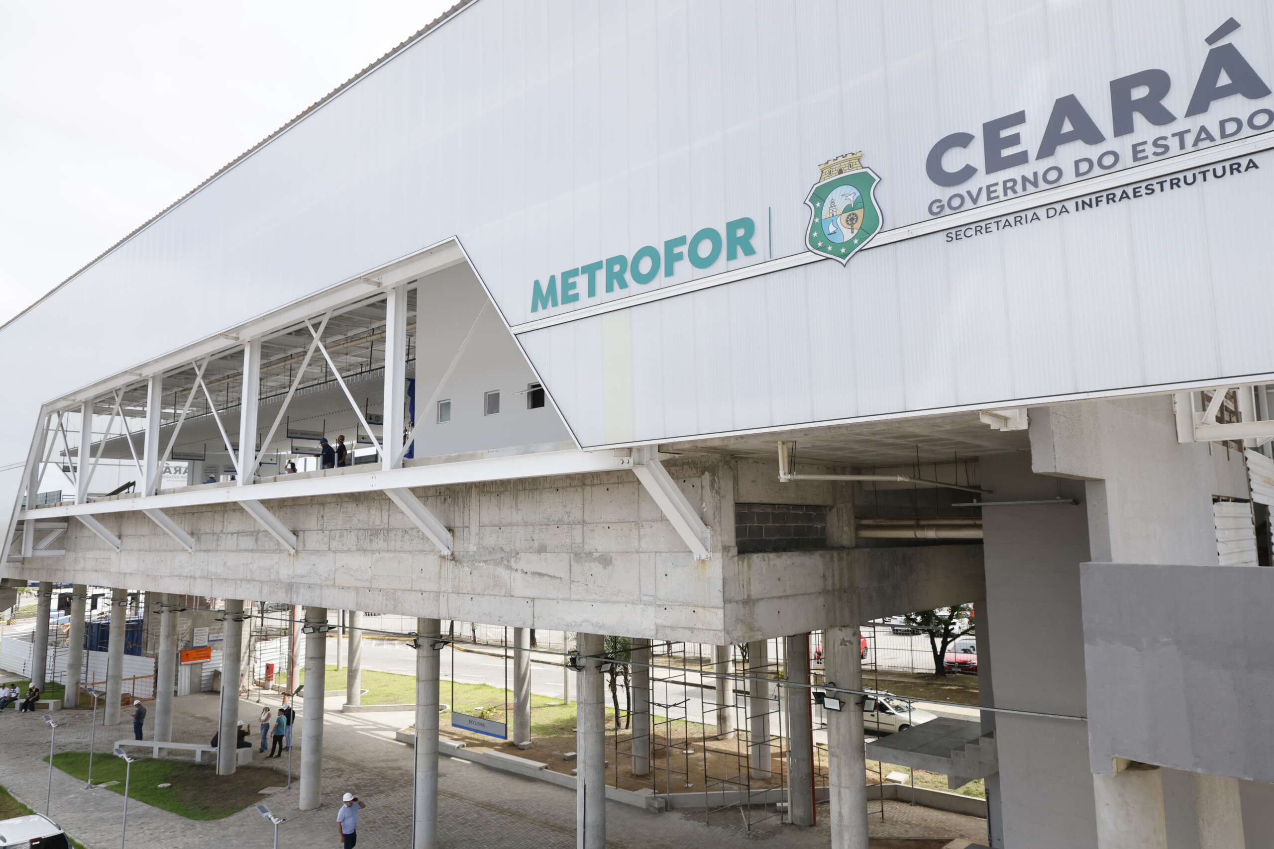 Governador Elmano de Freitas visita obras da linha VLT Aeroporto
