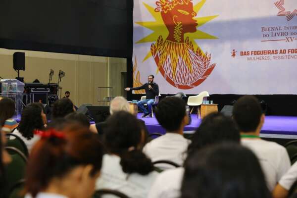 Aulão, sarau e contação de história marcam programação de segunda-feira da Seduc na Bienal