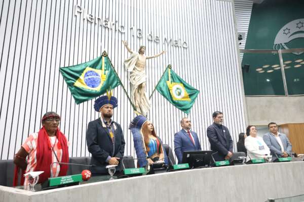 Com resistência e ancestralidade, lideranças indígenas são homenageadas na Alece