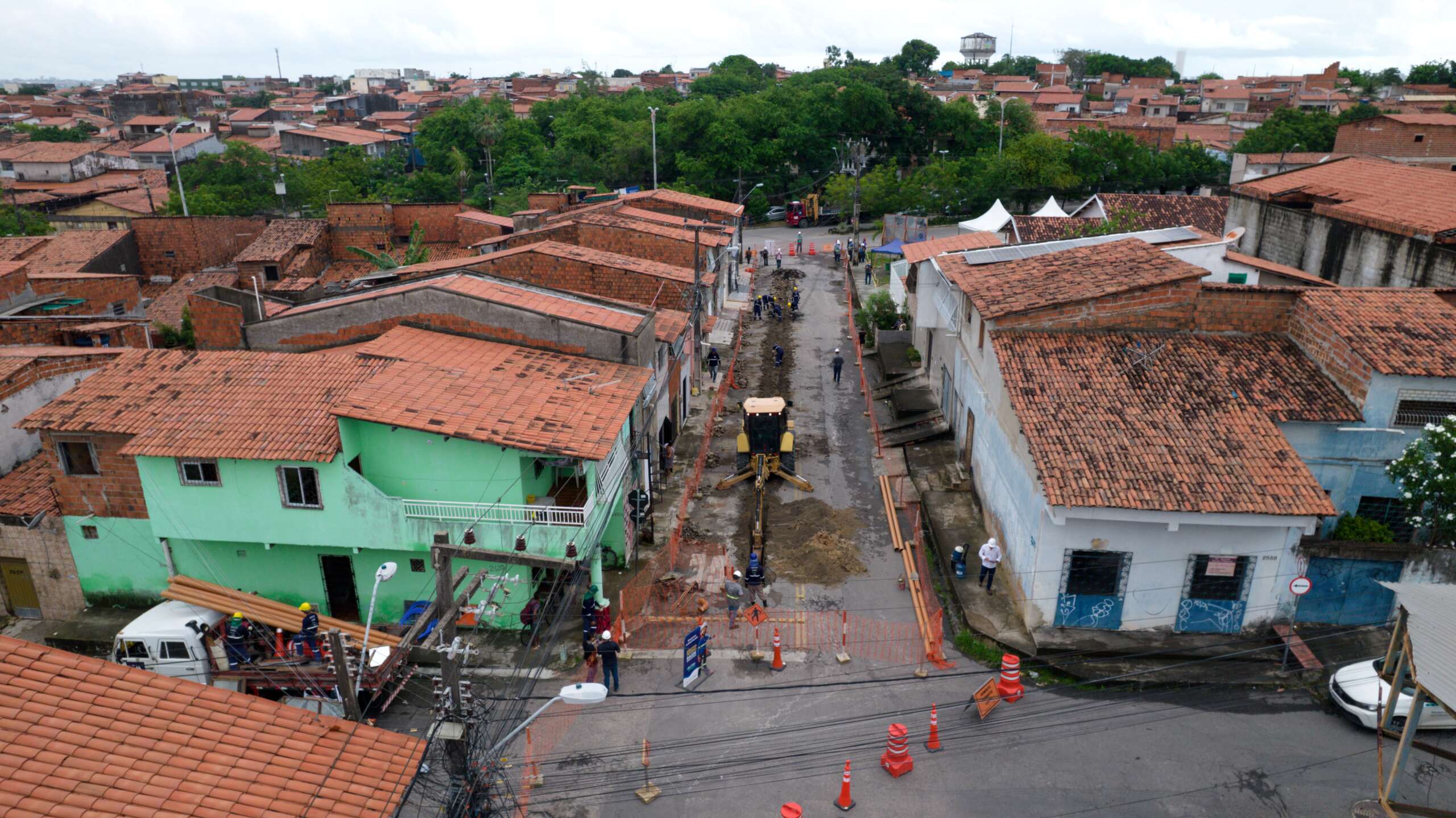 Em Fortaleza, governador Elmano visita obras de esgotamento sanitário no bairro Granja Portugal