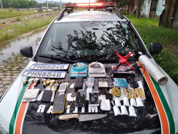 PMCE apreende drogas e objetos suspeitos no Parque Dois Irmãos