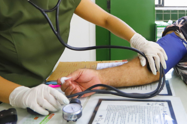 Pressão alta pode desencadear infarto, insuficiência cardíaca e AVC