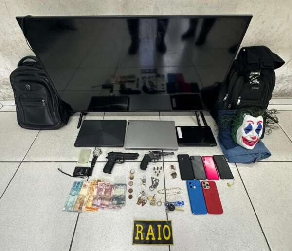 PMCE captura dois adolescentes e apreende diversos bens roubados em Sobral