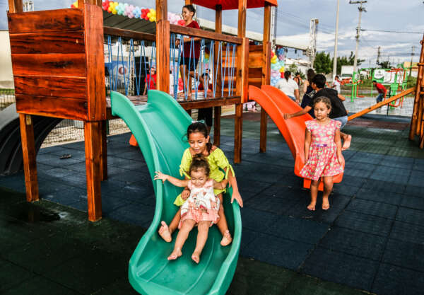 Governo do Ceará entrega brinquedopraça e certifica alunos em Choró
