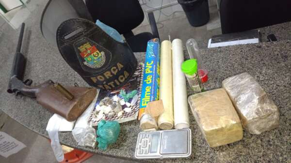 Arma longa, maconha e cocaína são apreendidas pela PMCE em terreno baldio em Horizonte