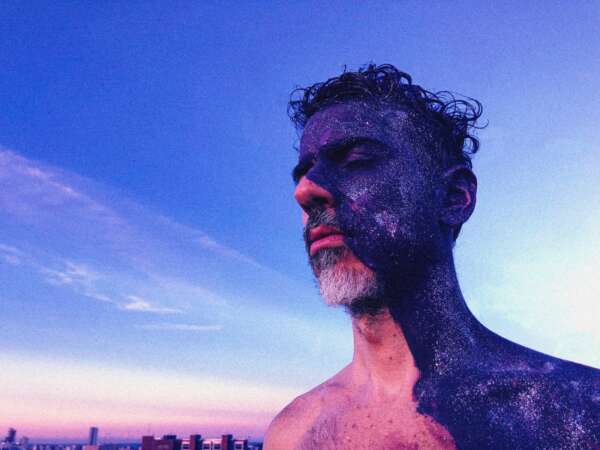 Fim de maio no Dragão: cineclube sobre protagonismo feminino nas artes, música em feira criativa e última sessão de peça teatral