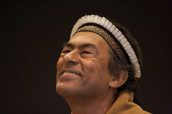 Museu da Imagem e do Som recebe Ailton Krenak para conversa sobre exposição fotográfica que retrata povos indígenas