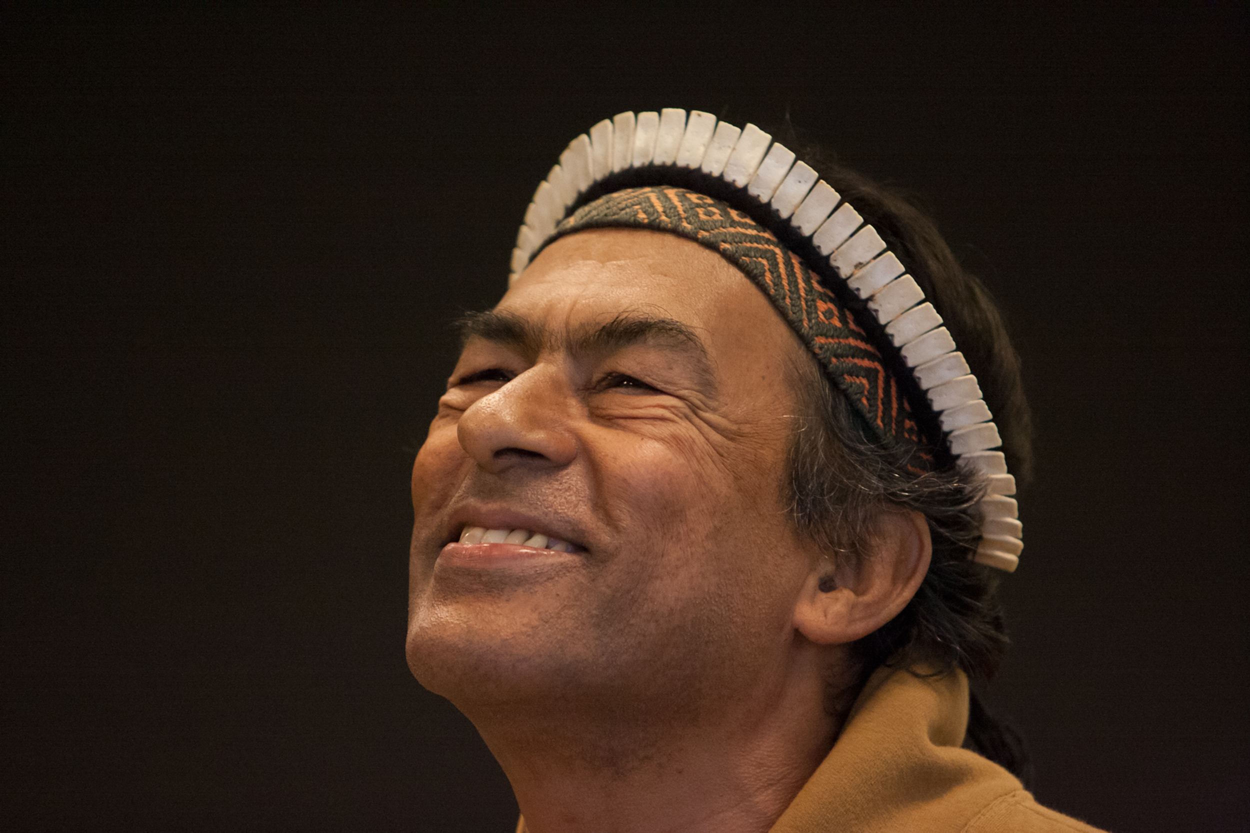 Museu da Imagem e do Som recebe Ailton Krenak para conversa sobre exposição fotográfica que retrata povos indígenas