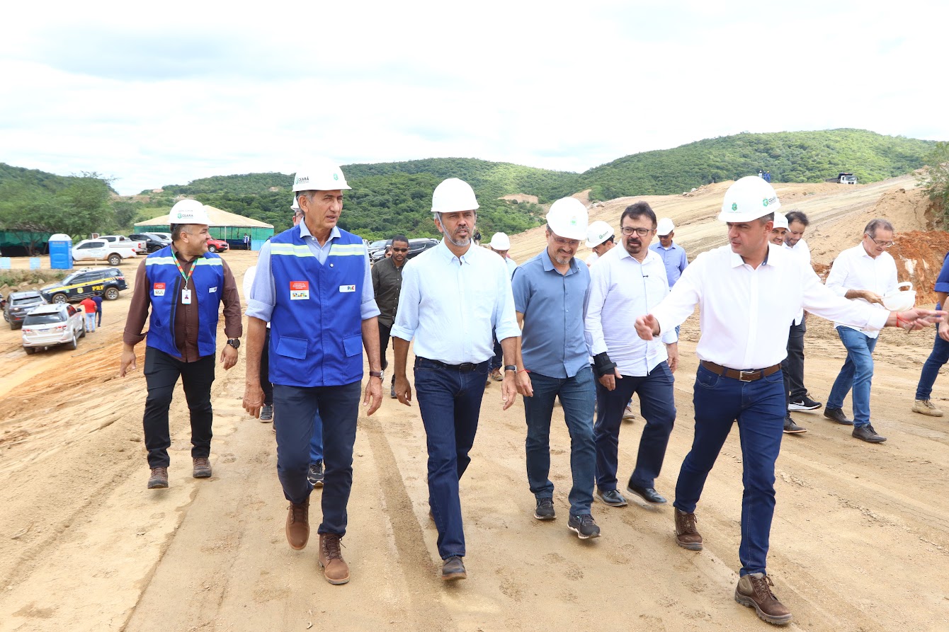 Governador Elmano de Freitas e ministro Waldez Góes visitam lotes 3 e 4 da obra do Cinturão da Águas