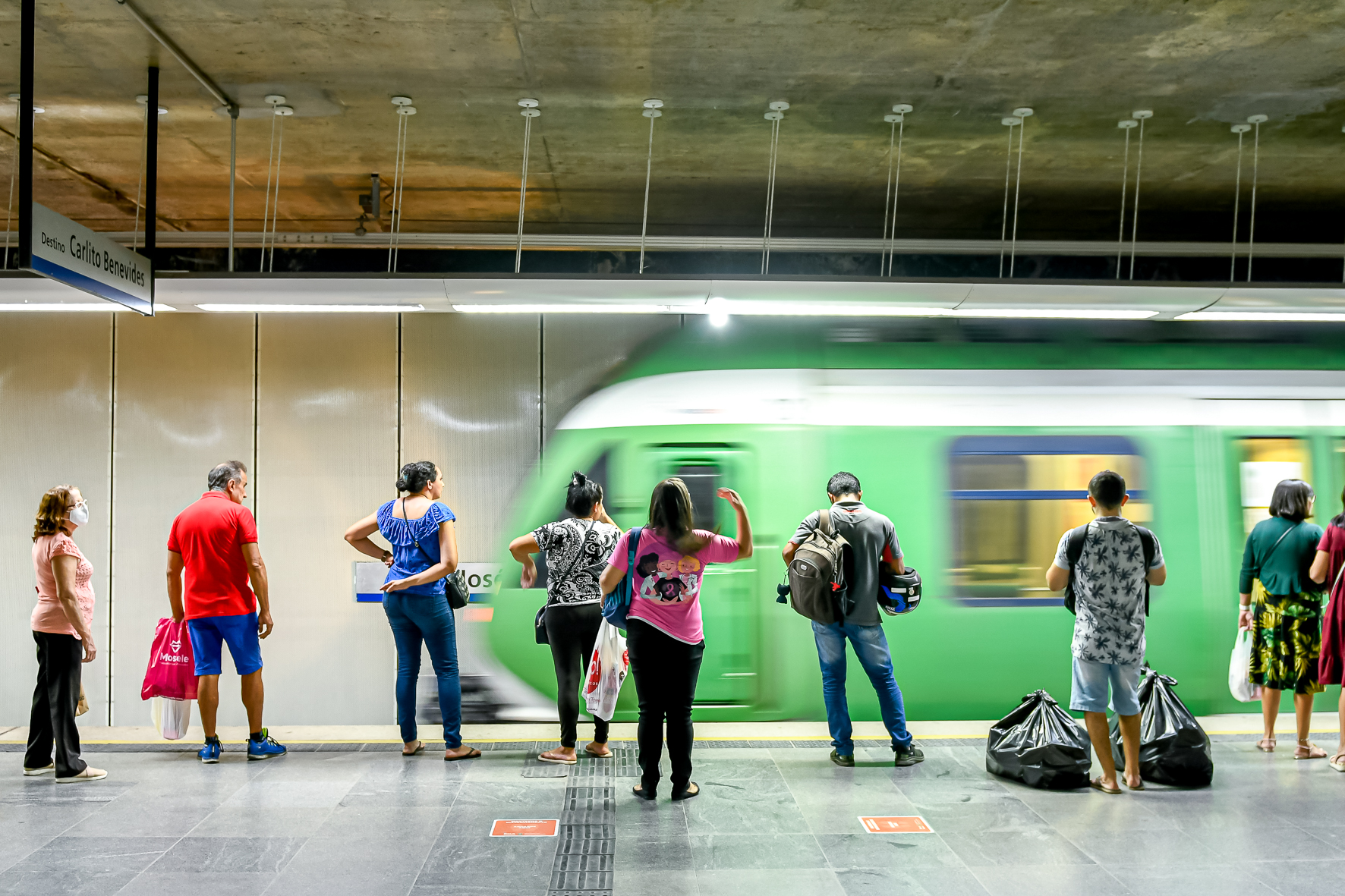 Pessoas procurando trabalho podem usar metrô e VLT de graça. Saiba como
