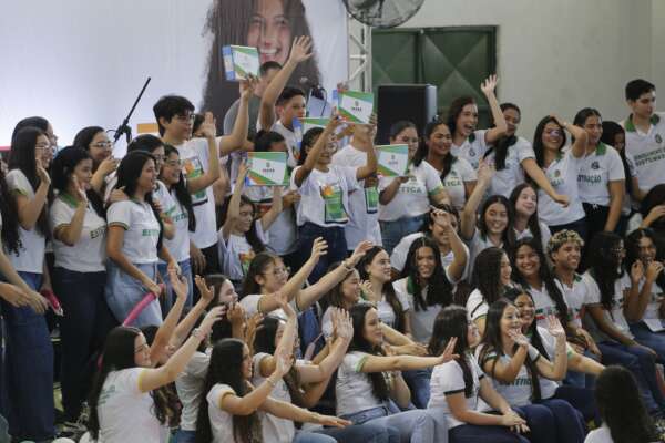 Em Caridade, Governo do Ceará inaugura estrada e entrega mais de 5 mil tablets para estudantes da Crede 7