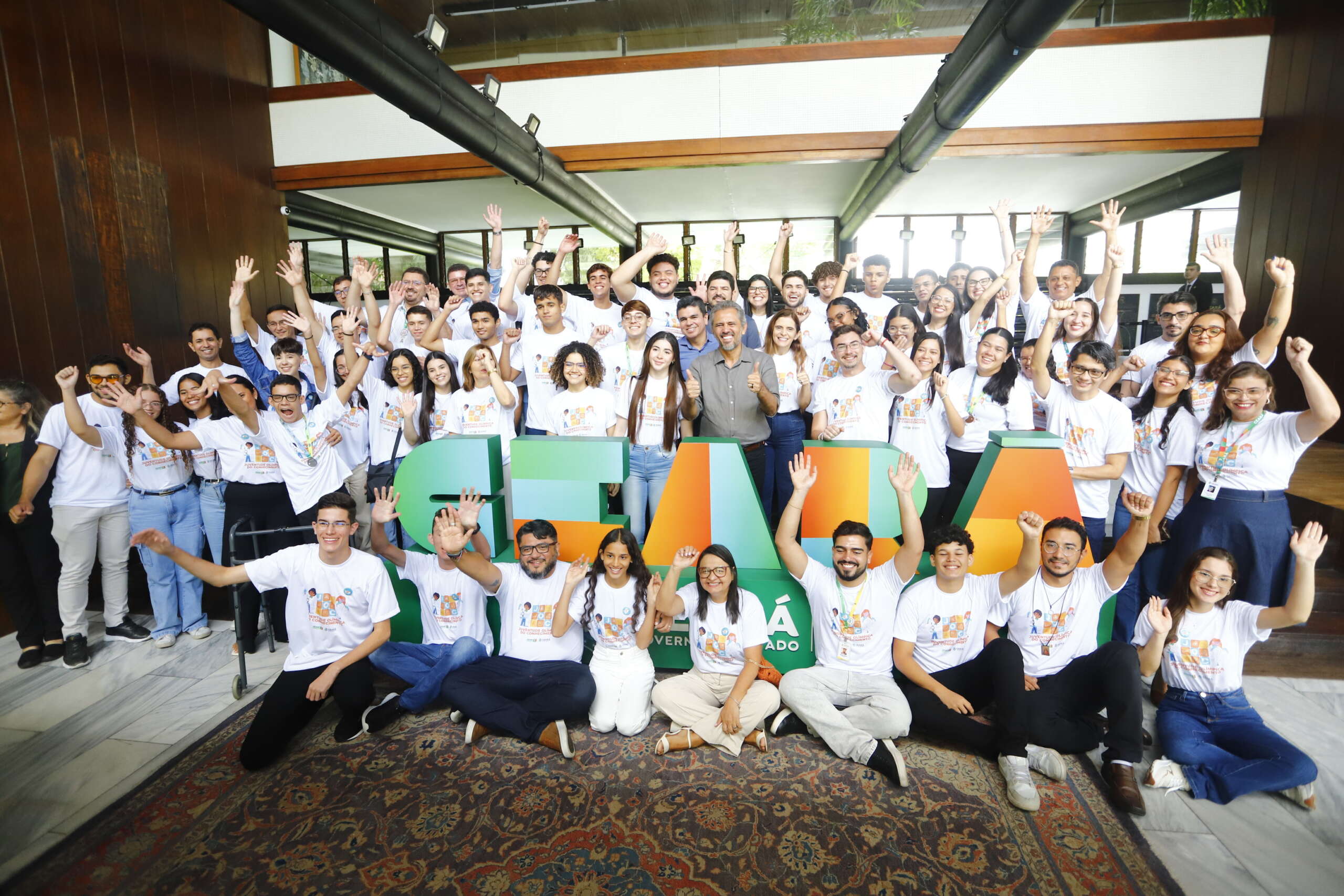 Estudantes e professores premiados em eventos científicos participaram de encontro com o governador Elmano de Freitas