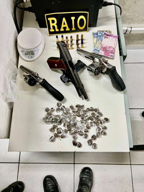 PMCE apreende armas de fogo e drogas em Santana do Acaraú