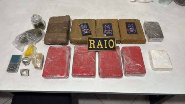 Polícia Militar apreende quase 10 kg de drogas em imóvel abandonado em Itaitinga