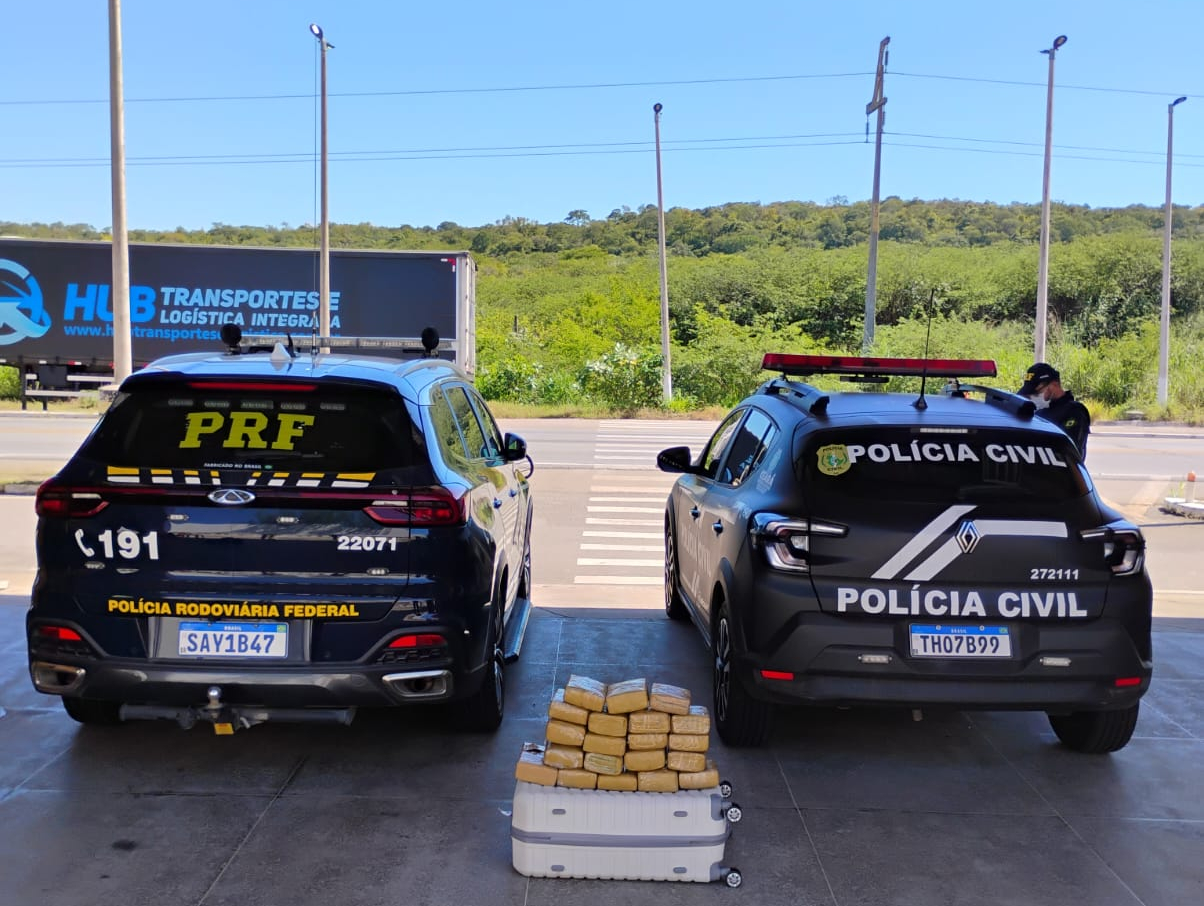 PCCE e PRF apreendem mais de 20 kg de drogas durante ação em Milagres