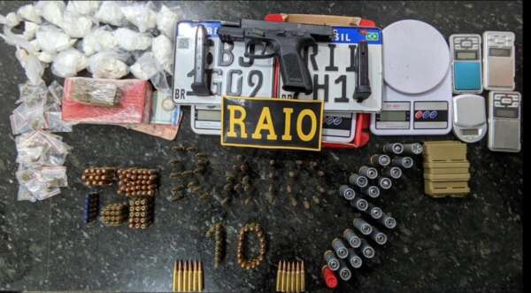 Policiais militares apreendem pistola, munições e drogas no Carlito Pamplona