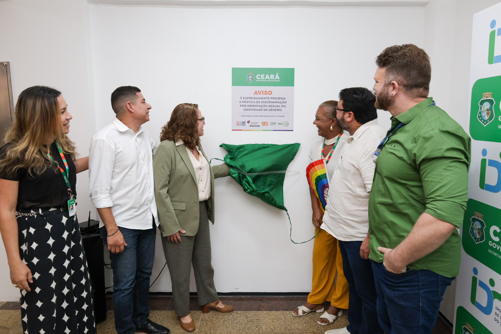 Compromisso com a Diversidade: Secretaria do Trabalho Instala Placa de combate a LGBTfobia