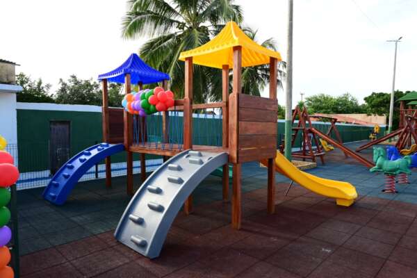 Governo do Ceará inaugura brinquedopraça no município de Jaguaruana