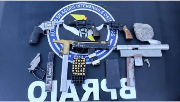 CPRaio da PMCE apreende armas de fogo e material para fabricação de armamentos em Lavras da Mangabeira