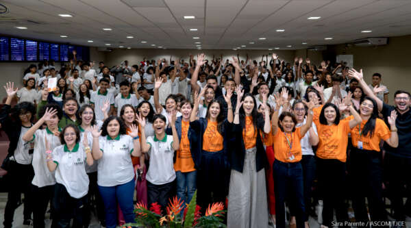 Caravana da Casa da Criança engaja estudantes em conversa sobre direitos dos jovens e futuro