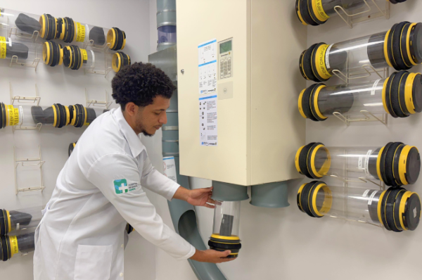 Maior hospital do Ceará, HUC usa sistema de pressão de ar para garantir transporte ágil de medicamentos entre setores da unidade