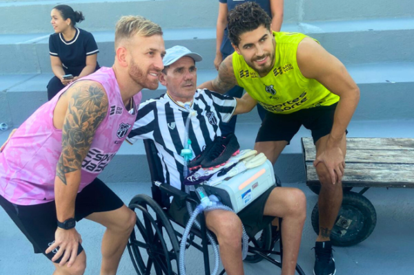Paciente da Casa de Cuidados do Ceará realiza sonho de conhecer atletas de futebol
