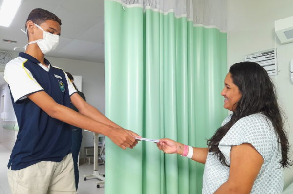 Correio afetivo: estudantes entregam cartas com homenagens para mães internadas no HRSC