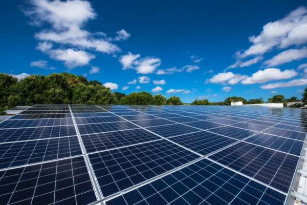 Cagece reduz custos com energia usando placas solares em Fortaleza