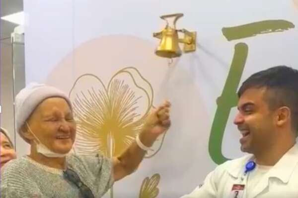 Sino da esperança toca pela primeira vez no HUC; paciente oncológica finaliza tratamento de quimioterapia