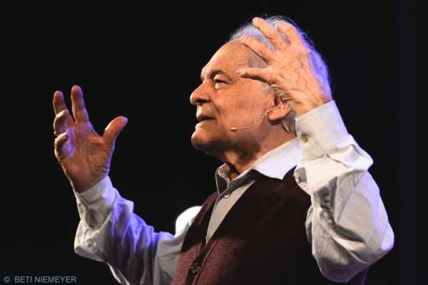 Othon Bastos celebra a vida e a carreira em monólogo no Cineteatro São Luiz